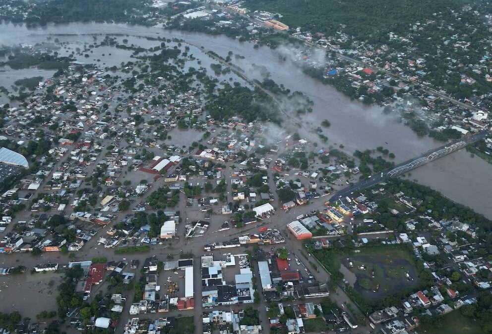 POZA RICA, INUNDADA POR DESBORDAMIENTO DE RIO CAZONES.