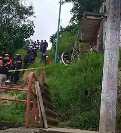 Dos heridos tras caída y volcadura de camioneta a una casa en Xalapa