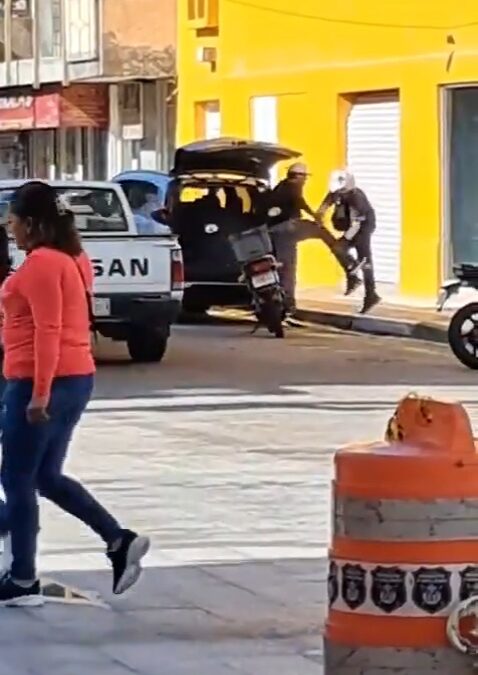 “Ni el cangrejo lo detuvo”: pleito entre conductor y agente de parquímetros en Veracruz se vuelve viral