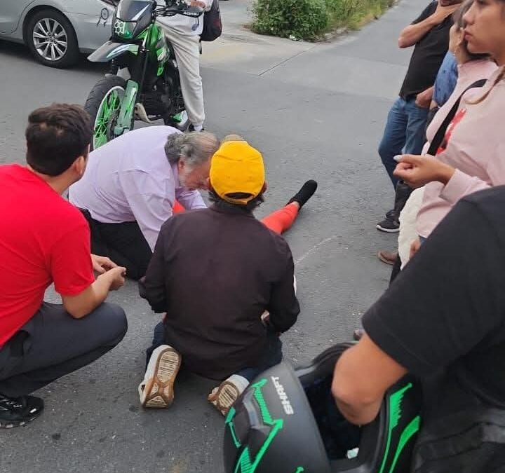 Joven herida tras derrape de moto en Xalapa