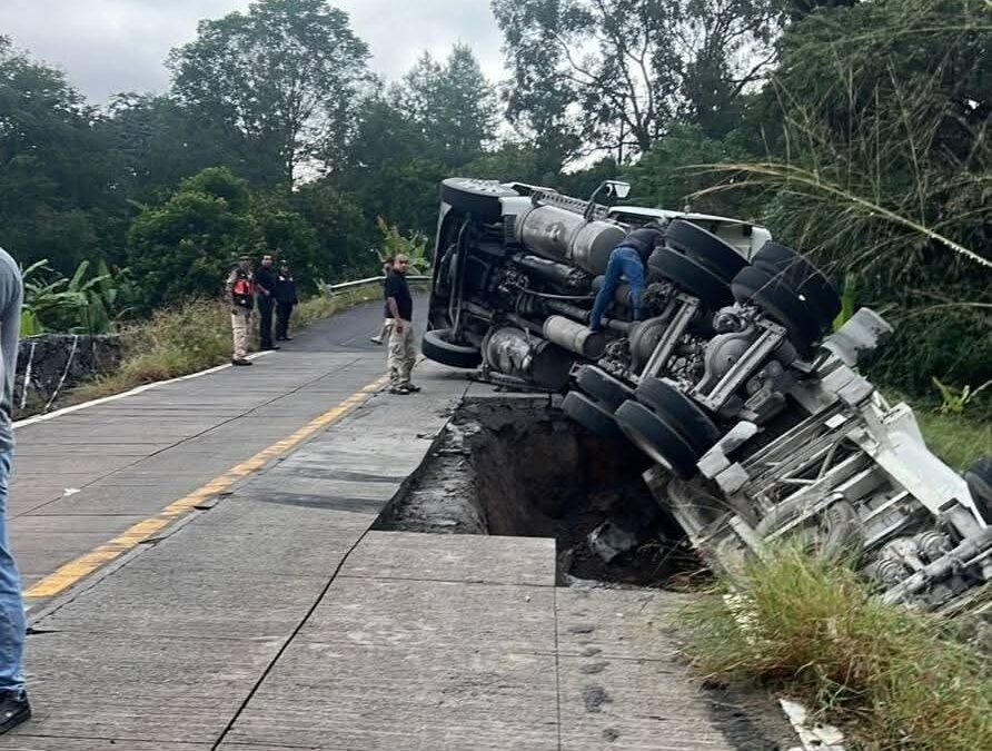 ¡¡Carretera se desploma en La Lagunilla y tráiler termina dentro del socavón!!