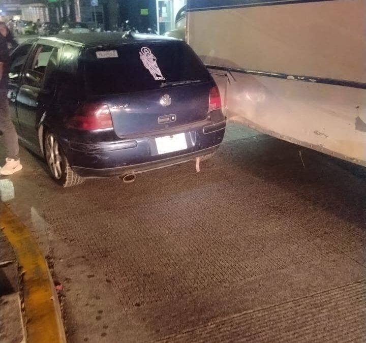 Choque en Altamirano y Revolución provoca caos vial en el centro