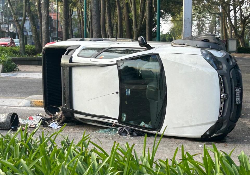 ¡¡Volcadura en plena Avenida Xalapa, dejan camioneta abandonada!!
