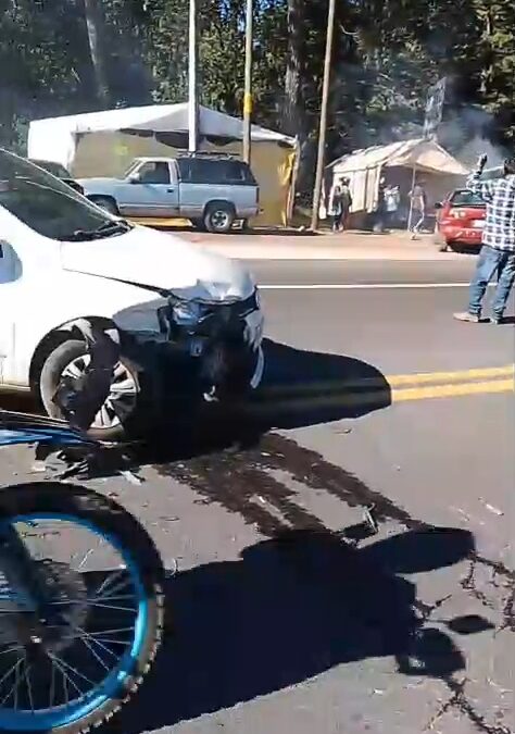 Accidente vehicular pasando La Joya; un Vocho y un particular involucrados
