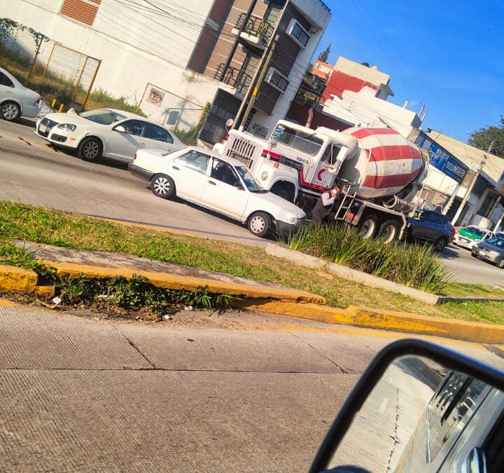 ¡¡Choque entre revolvedora y Tsuru provoca fuerte carga vehicular en Lázaro Cárdenas!!