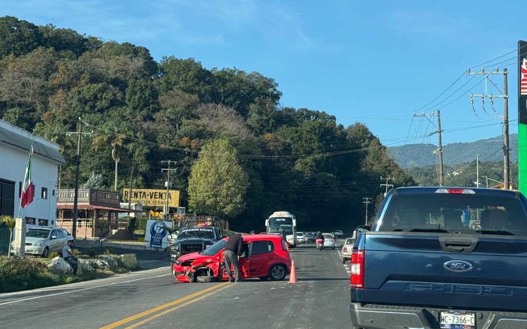 Precaución en la Xalapa–Perote: accidente vehicular a la altura de la gasolinera de El Rosario