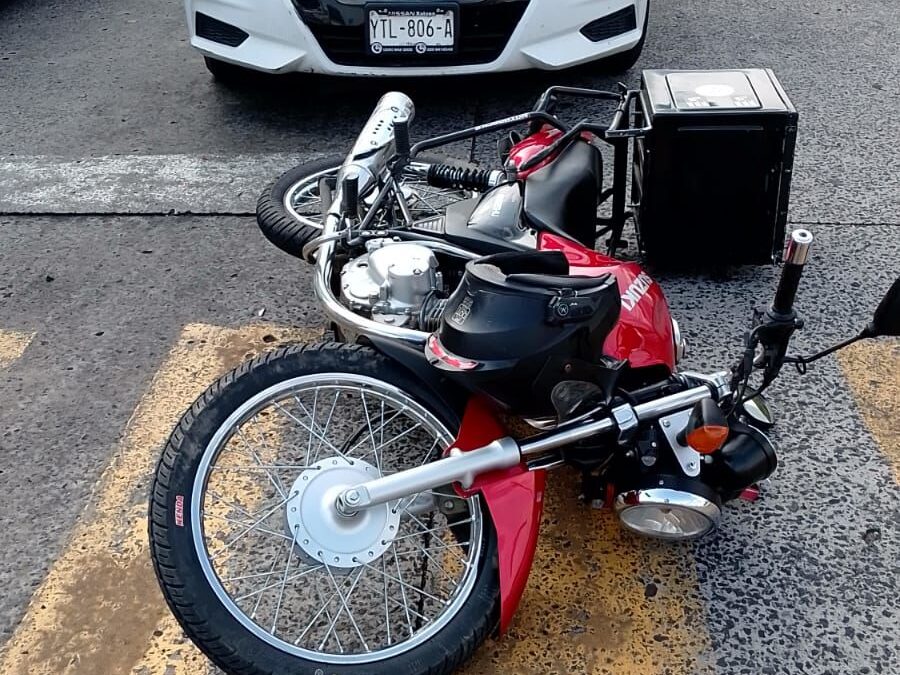 Atropellan a motorepartidor en Xalapa