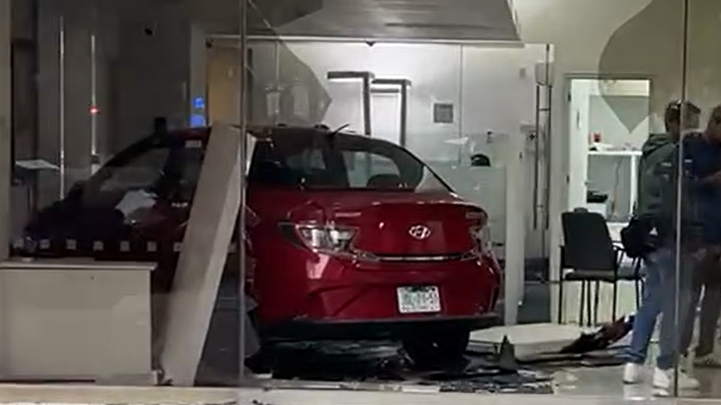 Auto se estampa contra sucursal bancaria en Zapopan; conductora confundió pedales