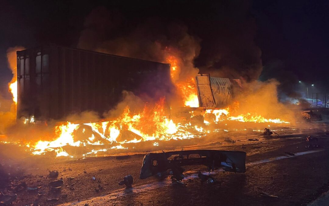 ¡¡Impacto, fuego y caos: colapsa la autopista en Panindícuaro!!