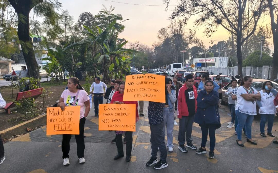 ¡¡Trabajadores de Salud bloquean Ruiz Cortines; rechazan bono en vales y exigen pago en efectivo!!