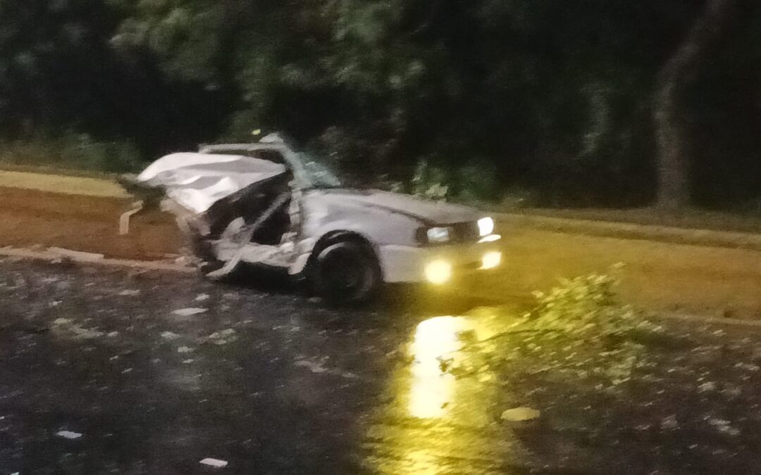 ¡¡Aparatoso accidente en Lázaro Cárdenas deja un vehículo partido en dos!!