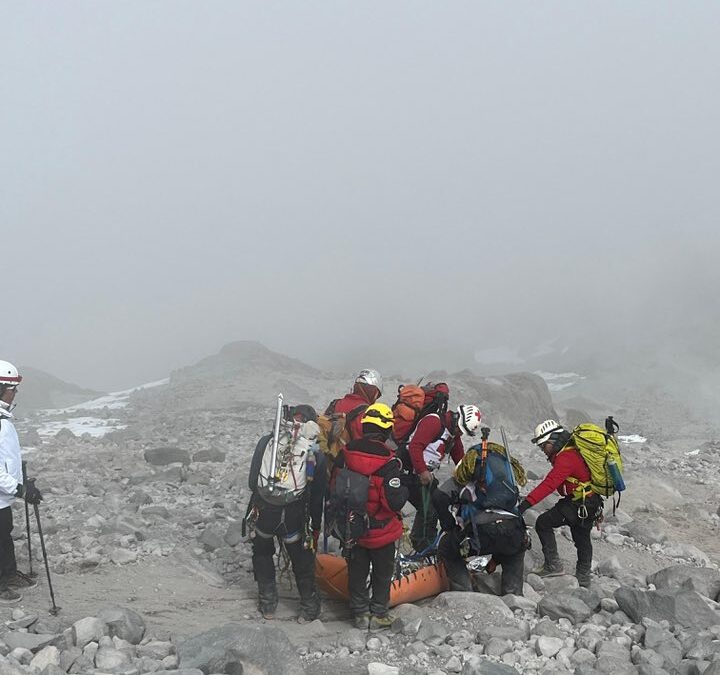 ¡¡Continúa operativo en el Pico de Orizaba; rescatan a alpinista lesionada y siguen 12 excursionistas sin localizar!!