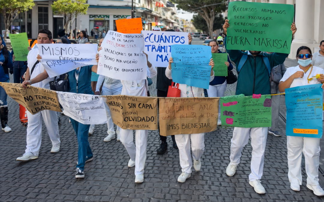 ¡¡Personal de salud protesta en el centro de Xalapa; exige pagos, derechos laborales y señala a Recursos Humanos!!